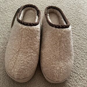 Women’s Bearpaw snuggle martis slippers size 8 NWT